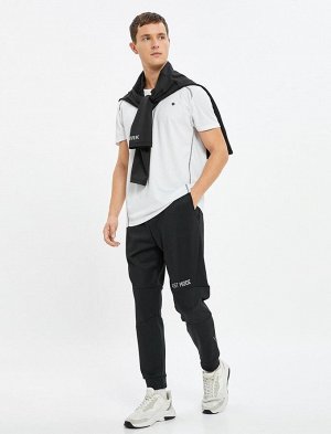 Спортивные брюки-джоггеры с принтом на кармане и завязкой на талии