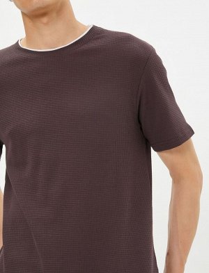 Базовый воротник футболки с детальной текстурой, приталенный крой, с короткими рукавами