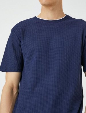 Базовый воротник футболки с детальной текстурой, приталенный крой, с короткими рукавами