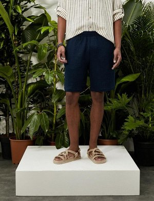 Базовые шорты-бермуды с карманом на эластичной талии