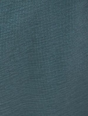 Базовые шорты-бермуды приталенного кроя с карманом на талии из кружева