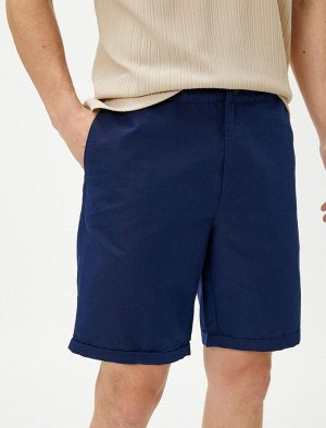 Базовые шорты-чиносы с многослойными деталями на штанинах и карманом на пуговицах