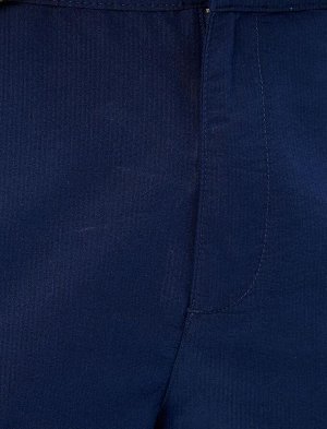 Базовые шорты-чиносы с многослойными деталями на штанинах и карманом на пуговицах
