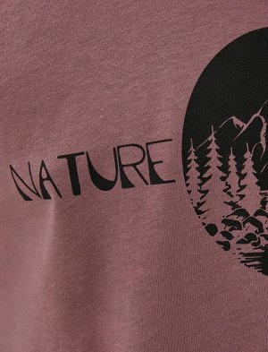 Хлопковая футболка с принтом слоганов и пейзажным декором с круглым вырезом