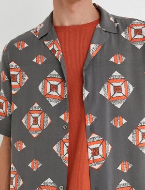 Рубашка с коротким рукавом и отложным воротником с геометрическим принтом и деталями