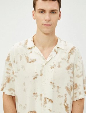 Летняя рубашка с коротким рукавом и отложным воротником с абстрактным принтом и подробной вискозной тканью