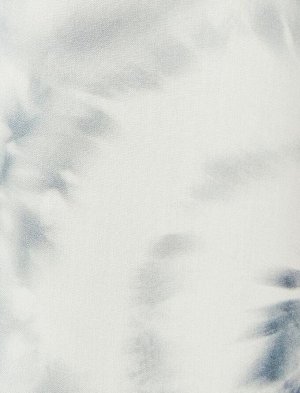 Летняя рубашка из вискозной ткани с отложным воротником и абстрактным принтом