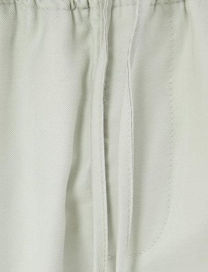 Базовые шорты-бермуды с кружевной талией и карманами
