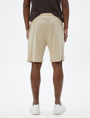Базовые шорты-бермуды приталенного кроя с карманом на талии из кружева