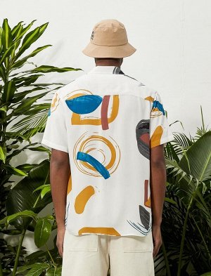 Летняя рубашка с абстрактным принтом и классическим воротником