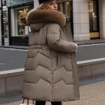 Зимний стеганый приталенный пуховик капюшон с мехом ,коричневый