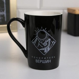 Кружка керамическая с ложкой и крышкой «Покоритель вершин», 400 мл, чёрная