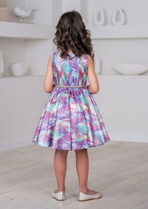 Платье из атласной принтованной разноцветными огоньками ткани с золотистым напылением, цвет фиолетовый