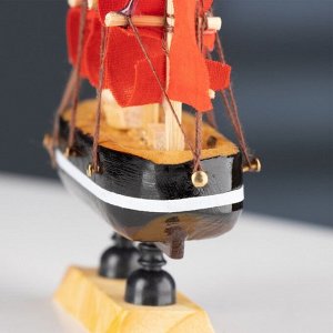 Сувенирная модель корабля «Марианна», борта с белой полосой, паруса алые, 3x10x10 см