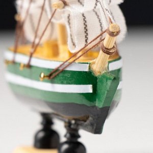 Корабль сувенирный малый «Клеймор», борта зелёные с белой полосой, паруса белые, 3?10?10 см