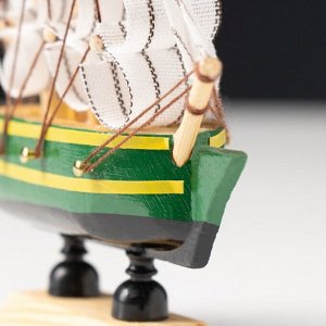 Корабль сувенирный малый «Аркхем», борта зелёные с жёлтой полосой, паруса белые, 3?10?10 см