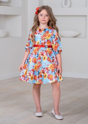 Платье из атласной ткани с ярким цветочным принтом в осенней цветовой гамме