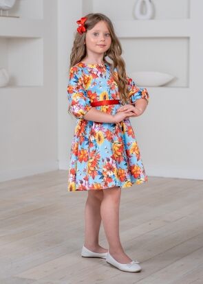 Платье из атласной ткани с ярким цветочным принтом в осенней цветовой гамме
