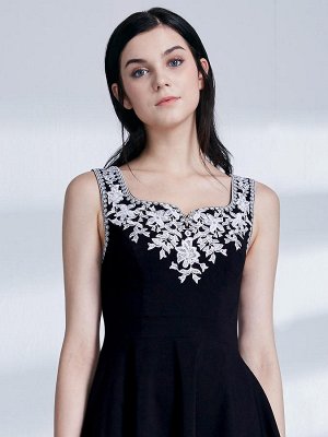 Элегантное черное короткое платье с аппликацией на груди