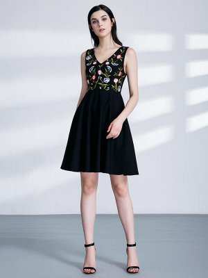 Короткое черное коктейльное платье с вышивкой