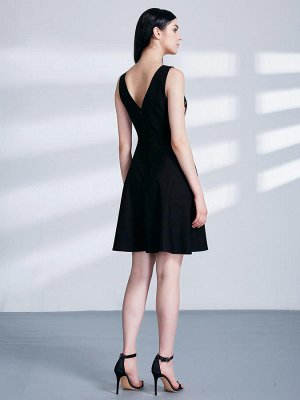 Короткое черное коктейльное платье с вышивкой
