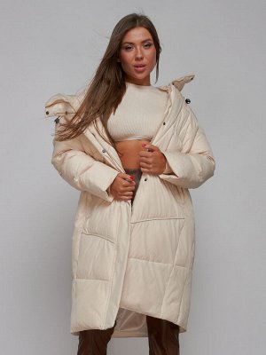 Пальто утепленное молодежное зимнее женское светло-бежевого цвета 52326SB