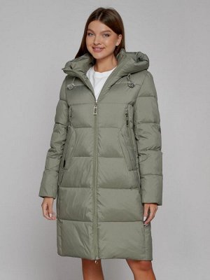 Пальто утепленное с капюшоном зимнее женское зеленого цвета 51155Z