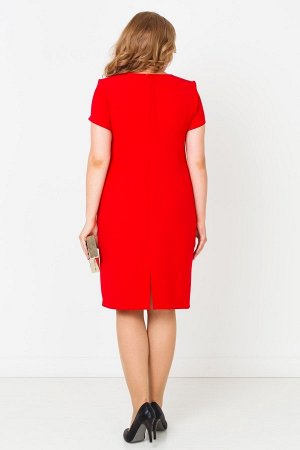Красный Платье средней длины, небольшим разрезом сзади и подплечниками, которые уравновешивают пропорции силуэта. "О-образный" фасон модели и складки, заложенные под грудью, создают комфорт женщинам с