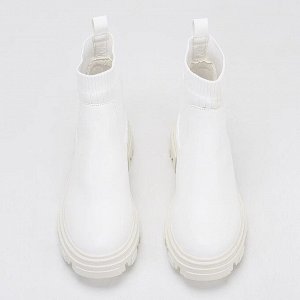 Ботинки Женские короткие ботинки  из PU
Высота каблука около 4,5 см.
Высота ботинка 15 см без учета каблука