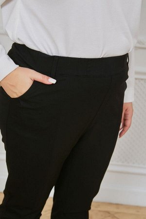 Брюки Стильные укороченные брюки, зауженные к низу, выполнены из однотонной трикотажной ткани. Модель с комфортной  посадкой на талии, без застежки. Верх с широким поясом на резинке. Передние половинк