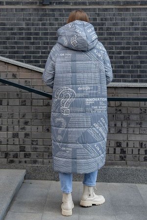 Куртка Стильная куртка прямого силуэта длиной за линию колен. Модель на синтепоне, выполнена из плащевой ткани со стильным принтом. Круглый вырез горловины оформлен удобным капюшоном. Перед с централь
