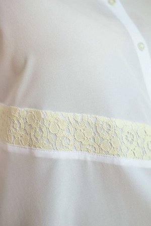 Блузка Удлиненная стильная блузка из блузочной ткани длиной за линюю бедра. Втачные рукава 3/4 дают полную свободу движениям. Модель с отложным воротником, по центру на застежки петли пуговицы. Блуза 