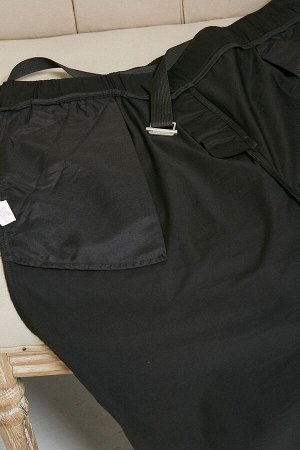 Брюки Стильные укороченные брюки, с наклонными карманами по бокам и складками по талии. Выполнены из хлопковой брючной ткани. Модель с комфортной высокой посадкой и комбинированным поясом,  застежка -
