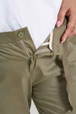 Брюки Стильные укороченные брюки, с наклонными карманами по бокам и складками по талии. Выполнены из хлопковой брючной ткани. Модель с комфортной высокой посадкой и комбинированным поясом,  застежка -