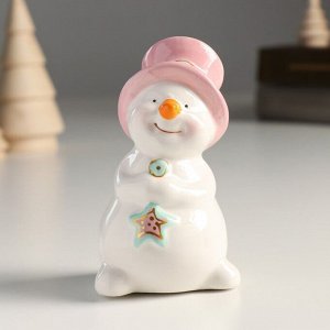 Сувенир керамика "Снеговик в розовом цилиндре, с звездой на палочке" 10,2х6х6 см