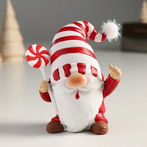 Сувенир полистоун "Дед Мороз в белом колпаке в красную полоску, с леденцом" 9х6,5х10 см