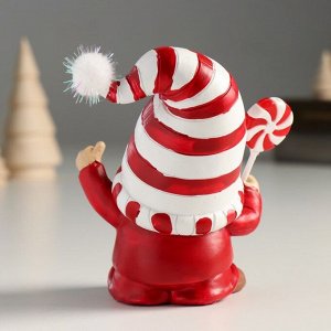 Сувенир полистоун "Дед Мороз в белом колпаке в красную полоску, с леденцом" 9х6,5х10 см