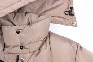 Пальто Женское легкое пальто на синтепухе является настоящим must have зимнего сезона. Удобное пальто прямого силуэта, свободного обьема, линия плеча слегка спущенная. Центральная застежка на молнию и