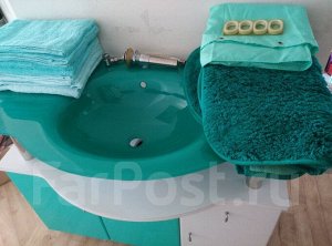 Раковина с тумбой для ванной (плюс коврики, штора и полотенца)