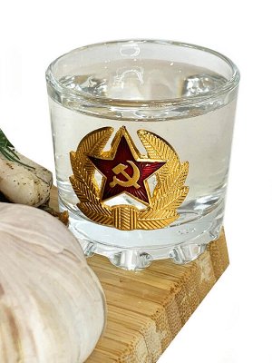 Водочный комплект «Советская гвардия», – ностальгический подарок, включающий графин и 6 стопок (Цвет упаковки может отличаться, подробности уточняйте у менеджера.)