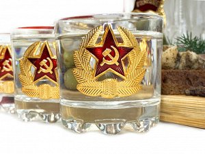 Водочный комплект «Советская гвардия», – ностальгический подарок, включающий графин и 6 стопок (Цвет упаковки может отличаться, подробности уточняйте у менеджера.)