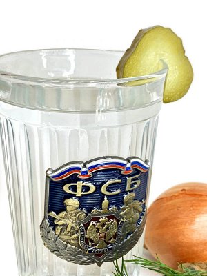 Граненый стакан «ФСБ России», – всё как по уставу: расширяющийся корпус, классические грани, толстое донышко №101