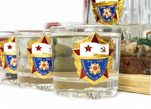Подарочный комплект для спиртного «ВМФ СССР», – мощный квадратный графин и 6 изящных миниатюрных стопок  (Цвет упаковки может отличаться, подробности уточняйте у менеджера.)