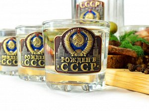 Подарочный набор для алкоголя «Рожден в СССР», – статусный подарок включает графин и 6 стопок в едином легендарном дизайне  (Цвет упаковки может отличаться, подробности уточняйте у менеджера.)