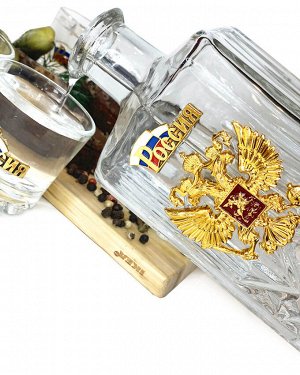 Подарочный набор для водки «Россия», – графин и 6 стопок в патриотическом дизайне с трехколорными акцентами (Цвет упаковки может отличаться, подробности уточняйте у менеджера.)