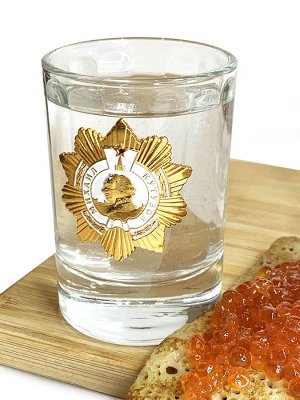 Подарочный набор стопок «Орден Кутузова», – сосуды демонстрируют прозрачность и цвет напитка, а дизайн пробуждает патриотические чувства