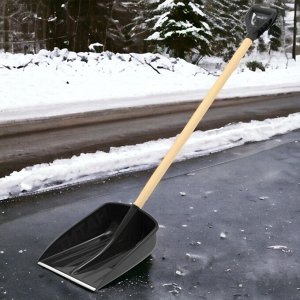 Лопата для снега с металлической планкой и пластмассовой ручкой «Титан» 470×360мм