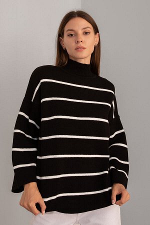 Женский вязаный свитер в полоску в полоску оверсайз