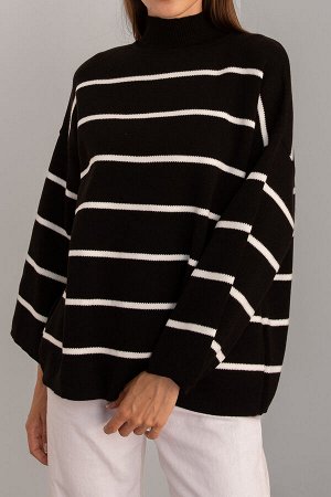 Женский вязаный свитер в полоску в полоску оверсайз