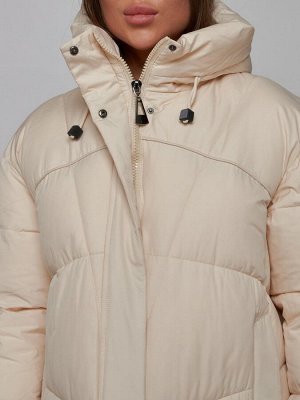 Пальто утепленное молодежное зимнее женское светло-бежевого цвета 52326SB